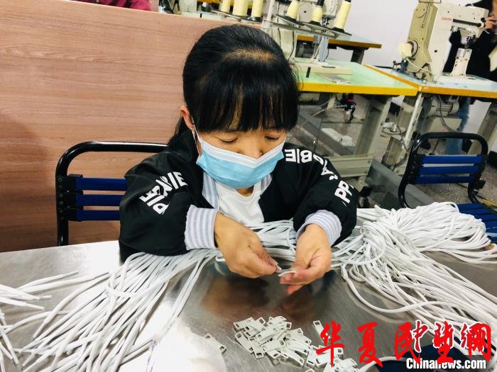 在企业上班的残疾人。 王祖敏 摄