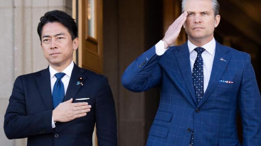 日本防卫大臣小泉进次郎与美国战争部长赫格塞思资料图片