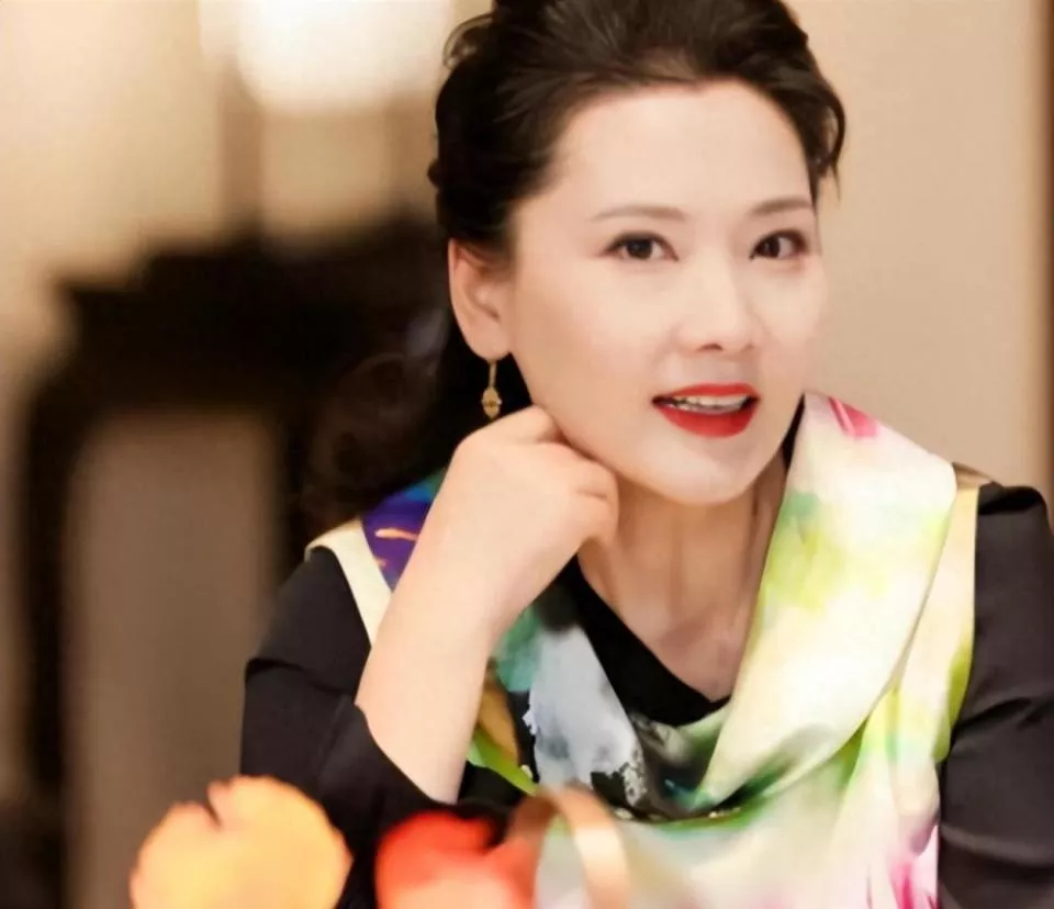 因太美无人敢追，父亲为她终生不娶，老公独宠36年