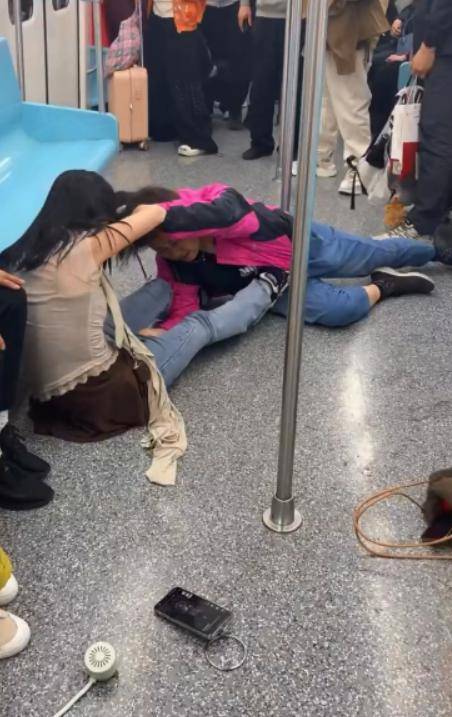 上海两女子地铁打架原视频曝光 老人太无理