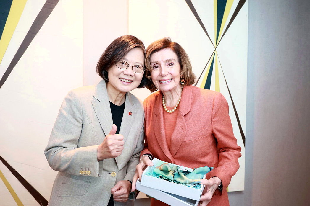 环时社评批前总统蔡英文访美是卖台行为。图为蔡英文赴美后会晤美国民主党籍前众议院议...