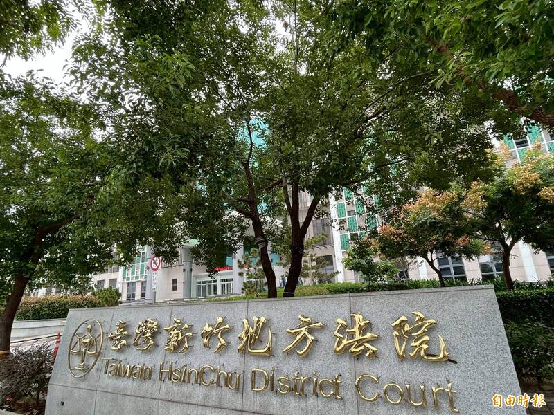 郑姓男子车祸后冒用哥哥姓名做酒测纪录,新竹地方法院审理后,依过失伤害罪判处拘役40日,另依伪造署押罪判处有期徒刑3月,两罪都可易科罚金。(记者廖雪茹摄) 郑姓男子车祸后冒用哥哥姓名做酒测纪录,新竹地方法院审理后,依过失伤害罪判处拘役40日,另依伪造署押罪判处有期徒刑3月,两罪都可易科罚金。(记者廖雪茹摄)