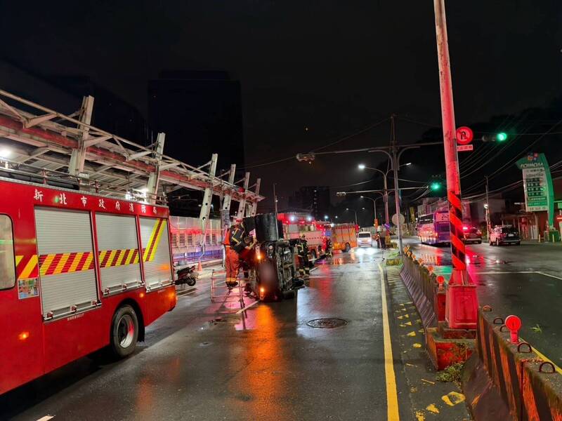 黄姓老翁驾车撞上中央分隔岛,车体90度侧翻,车内女乘客受伤。(记者吴升儒翻摄) 黄姓老翁驾车撞上中央分隔岛,车体90度侧翻,车内女乘客受伤。(记者吴升儒翻摄)