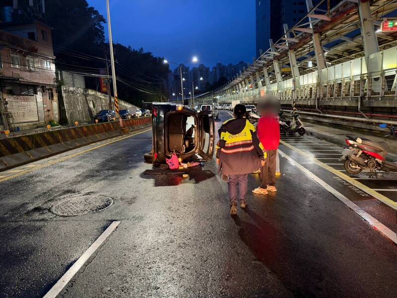 黄姓老翁驾车撞上中央分隔岛,车体90度侧翻,车内女乘客受伤。(记者吴升儒翻摄) 黄姓老翁驾车撞上中央分隔岛,车体90度侧翻,车内女乘客受伤。(记者吴升儒翻摄)