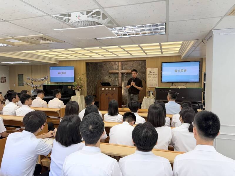 义光教会牧师王铭泽解说导览。(调查局提供) 义光教会牧师王铭泽解说导览。(调查局提供)