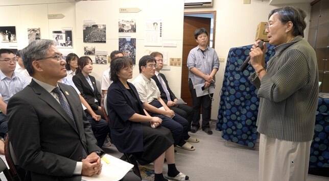 调查局长陈白立亲自率队前往郑南榕纪念馆,由郑南榕基金会终生志工叶菊兰、董事长郑竹梅及政治大学教授薛化元接待。(调查局提供) 调查局长陈白立亲自率队前往郑南榕纪念馆,由郑南榕基金会终生志工叶菊兰、董事长郑竹梅及政治大学教授薛化元接待。(调查局提供)